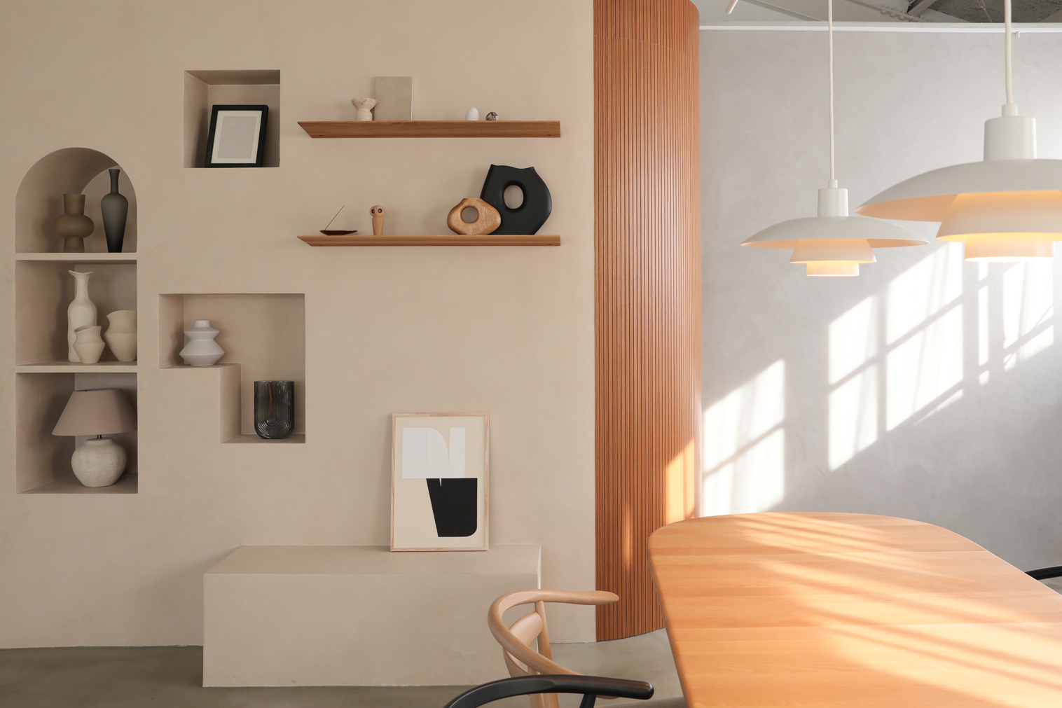 たくさん設けたニッチ収納に、センスあふれる雑貨が並んでいます。