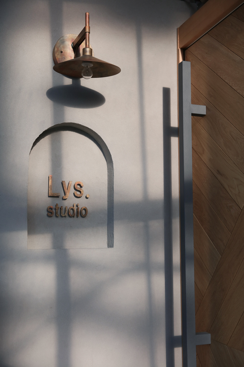 素敵な空間に出会えそうなエントランスでお出迎え。