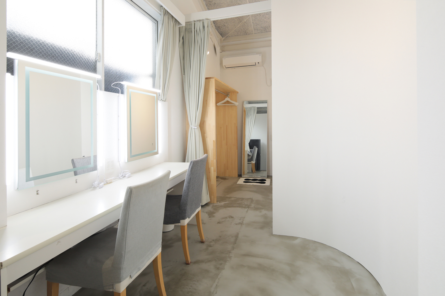 明るく、気持ちの良い更衣室・メイクルームも完備されています。