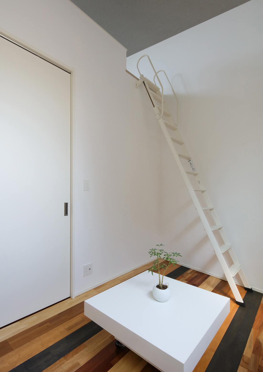 上部は小屋裏収納になっています