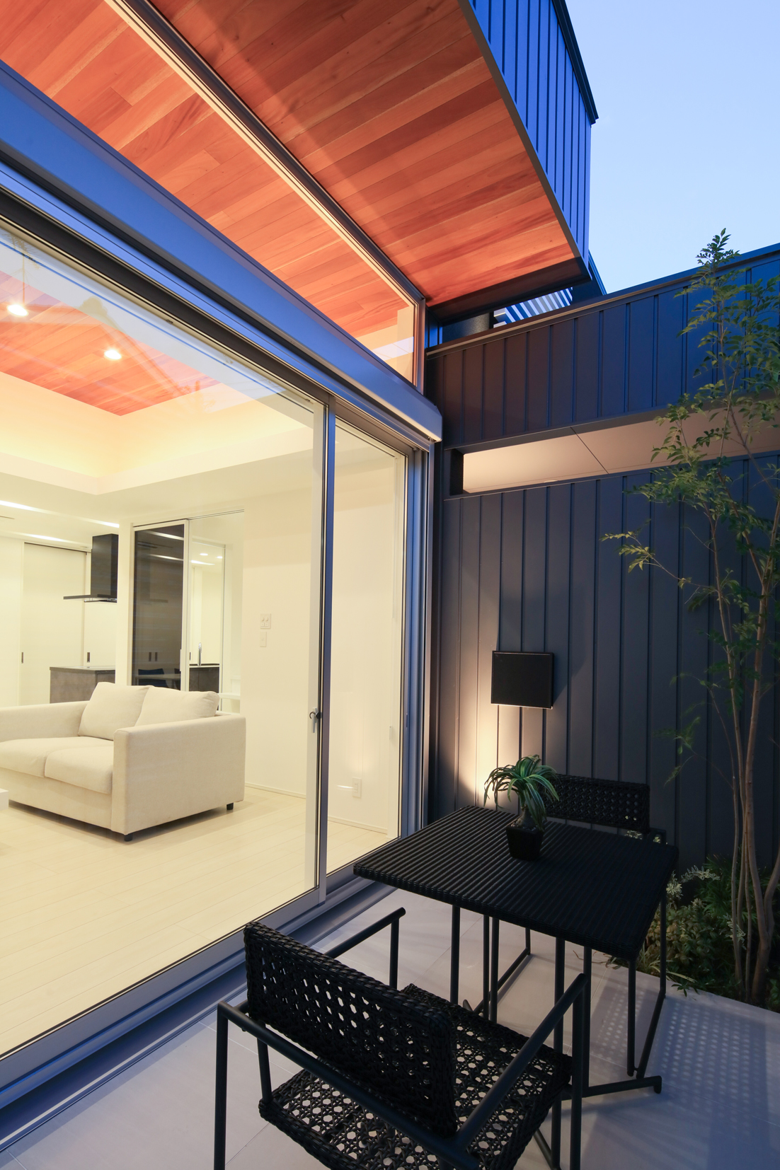 部屋からの光に照らされた、夜の美しい中庭