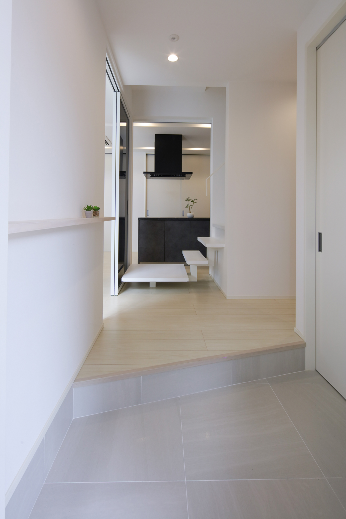 淡い色合いで優しく出迎える玄関