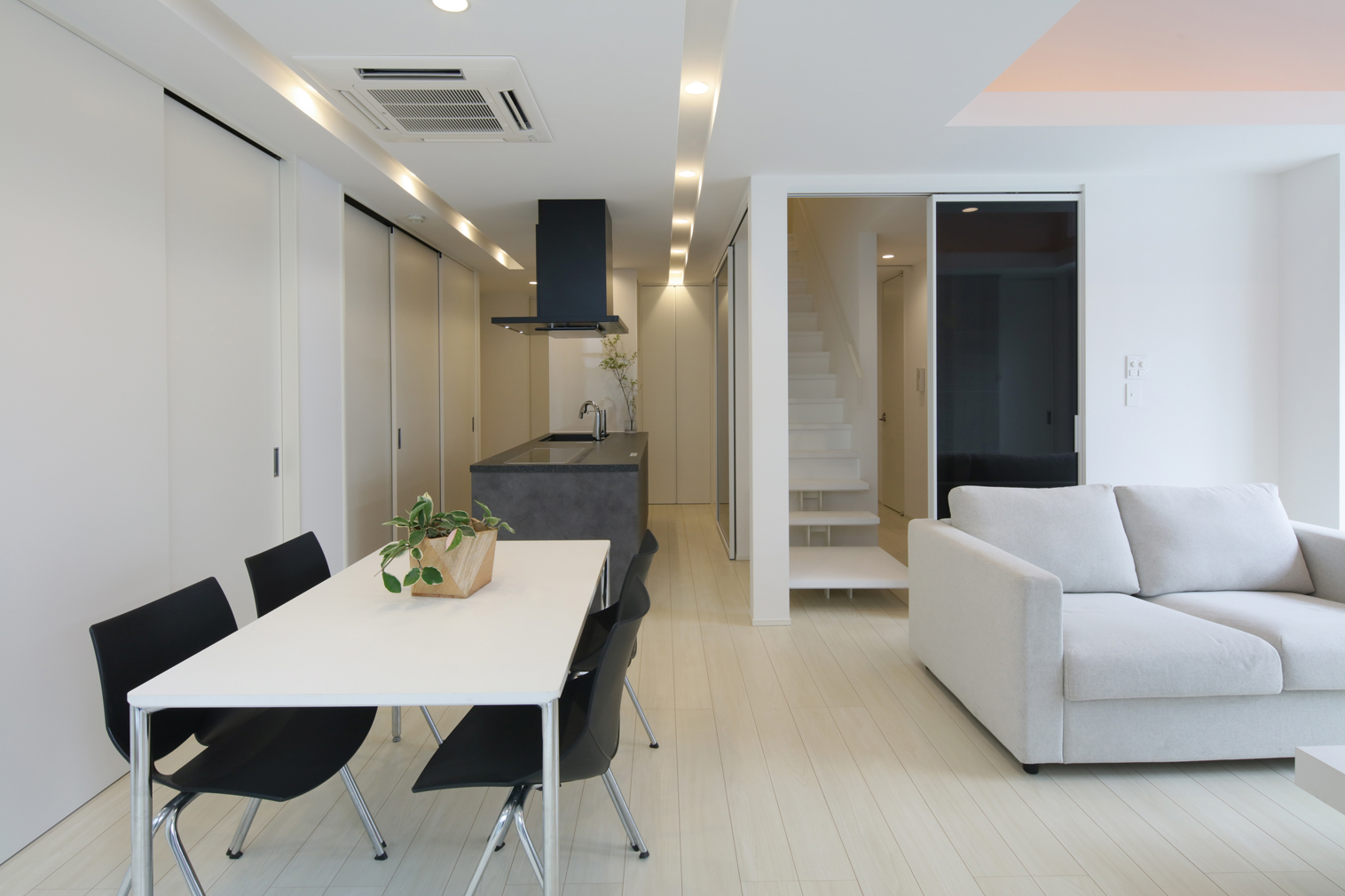 白とグレーでシックにまとまったリビング