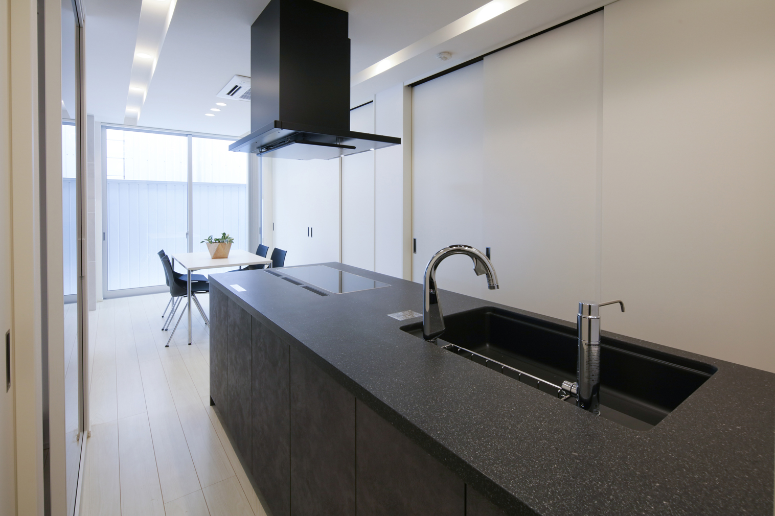 キッチン周りをほぼ回遊できるオープンキッチン。背面収納に冷蔵庫も隠し見た目スッキリ。