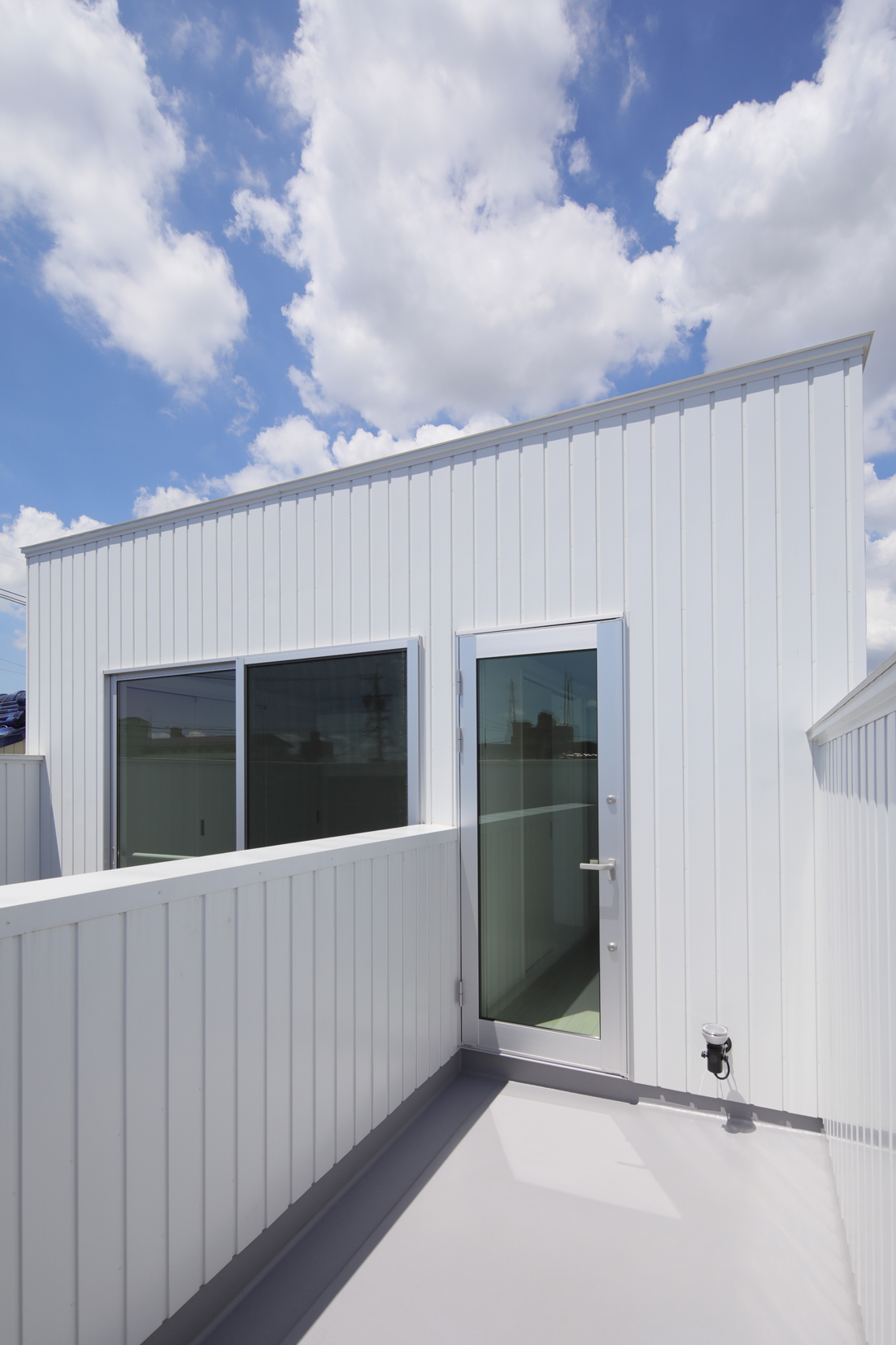 【3階テラス】 日当たりが良く、空が見える開放的な空間で、幅広く楽しめるスペースです。