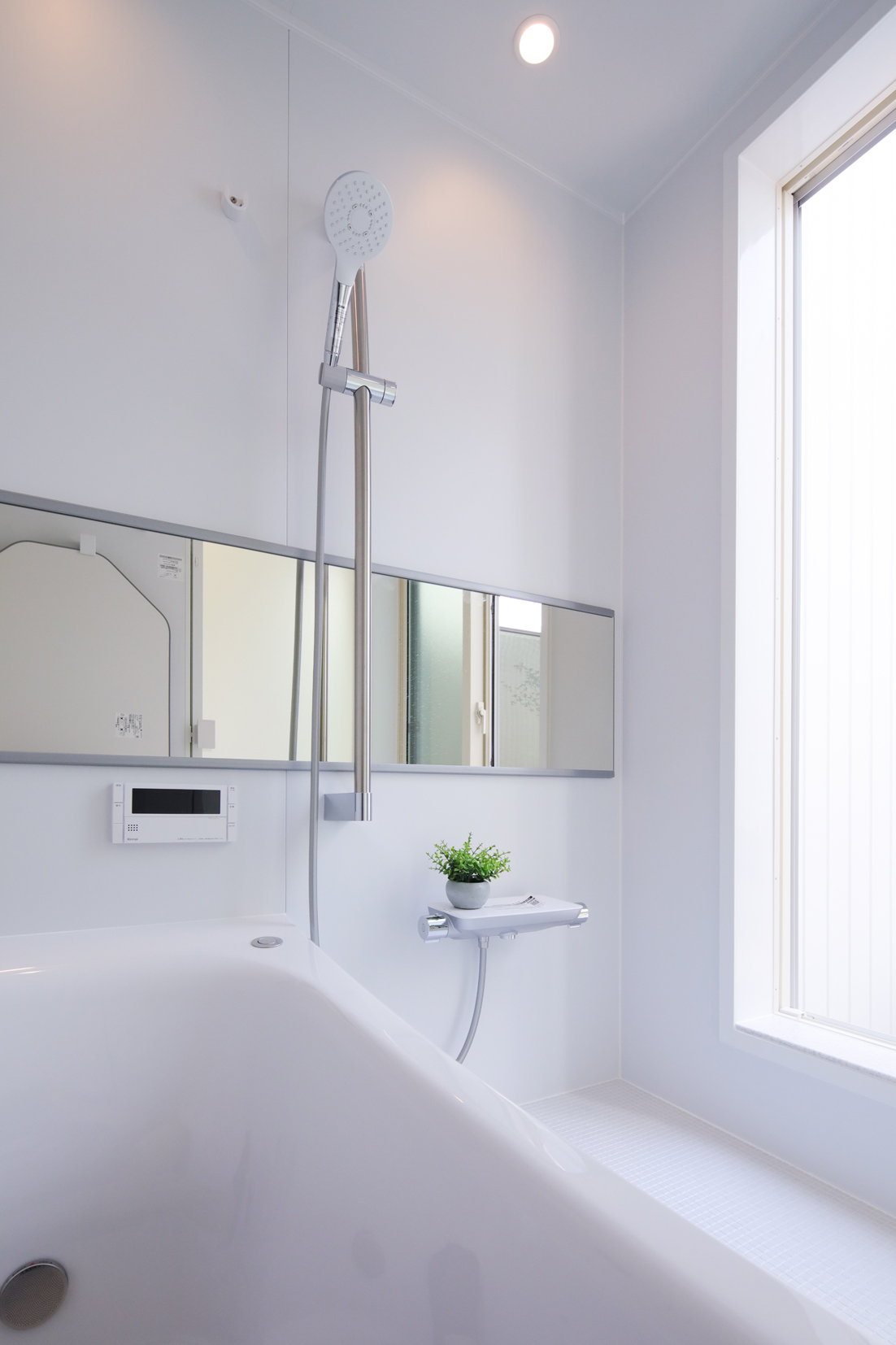 【浴室】2Fテラスとつながる、開放的な浴室。直接テラスからも出入りでき、入浴後のリラックスタイムを過ごせます。