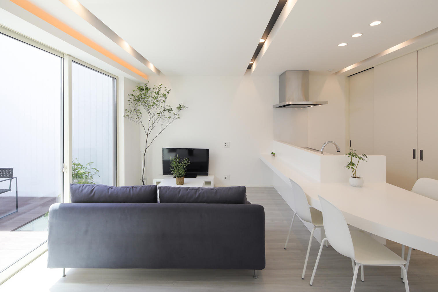 【リビング】光と風を十分に感じられるリビングは、白を基調として空間を広く見せ、清潔感もあります。