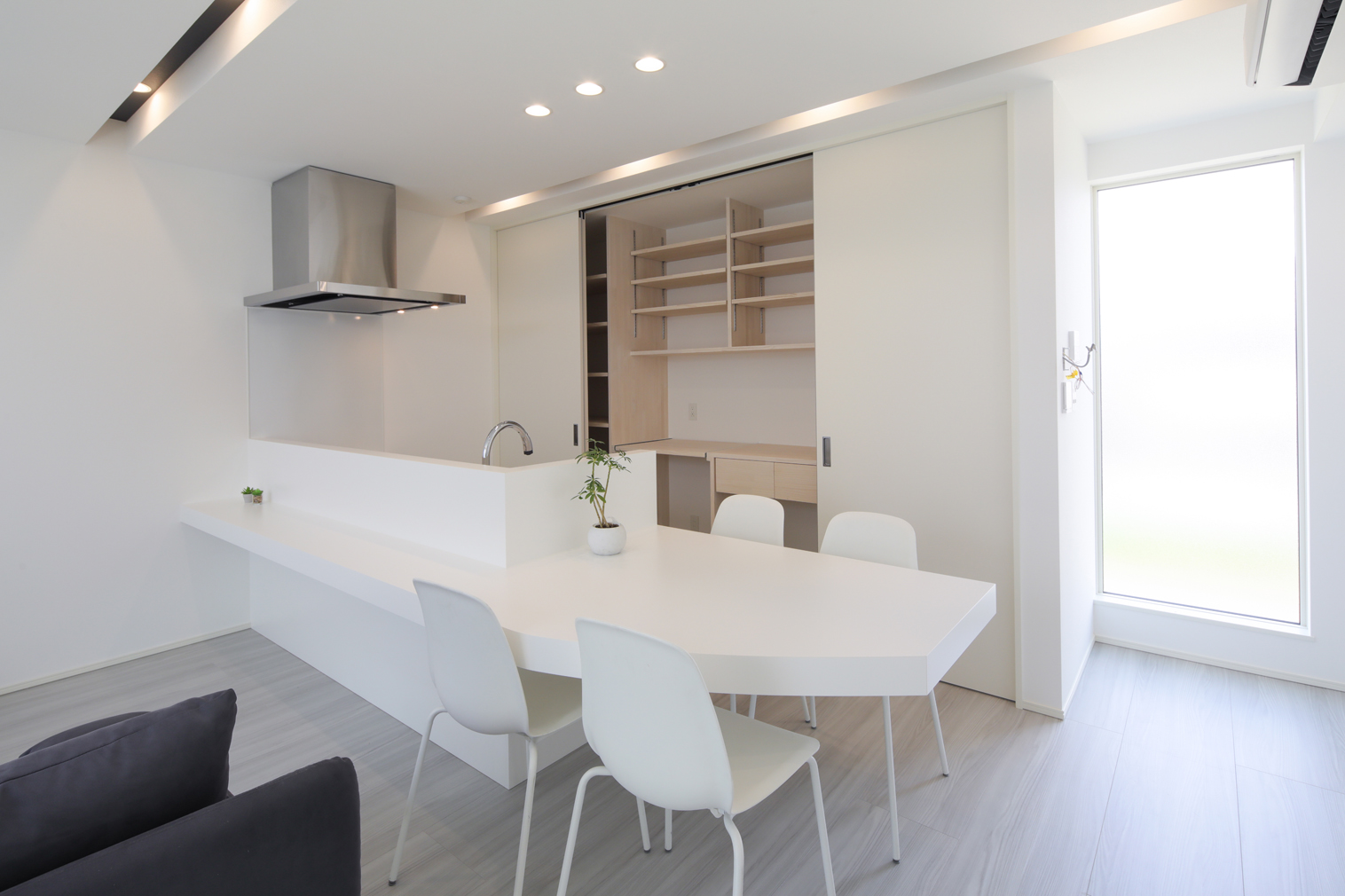 【キッチン】キッチン背面にある全面扉の収納は、たっぷり入ります。冷蔵庫や調理器具などおさめて見た目スッキリに。