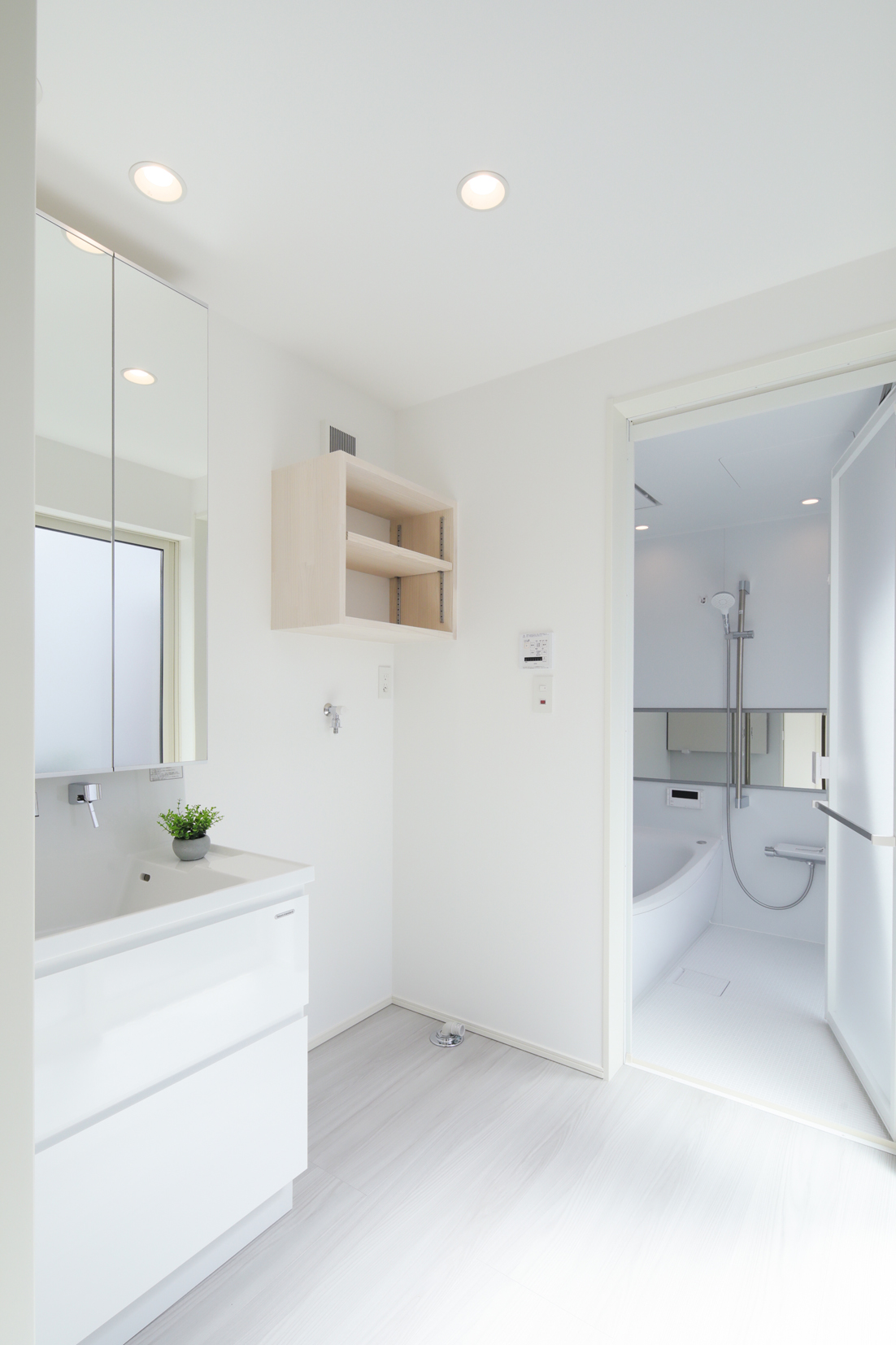 【洗面室】清潔感のある洗面室。洗濯機上部にしっかり収納できる造作棚つき