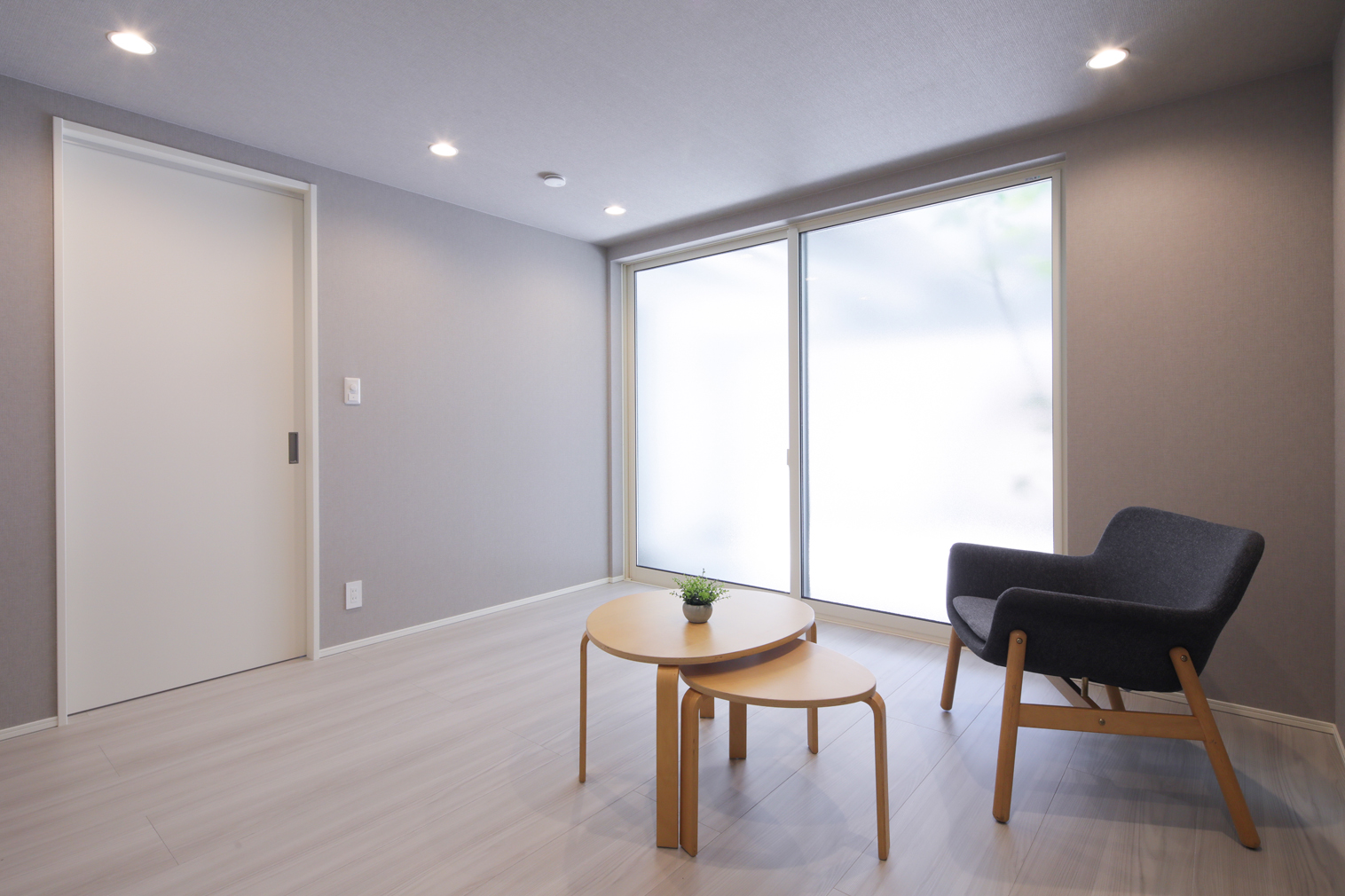 【1F寝室】ウォークインクローゼットを備えた1F主寝室。グレーと白でまとめ、落ち着いた空間になっています。