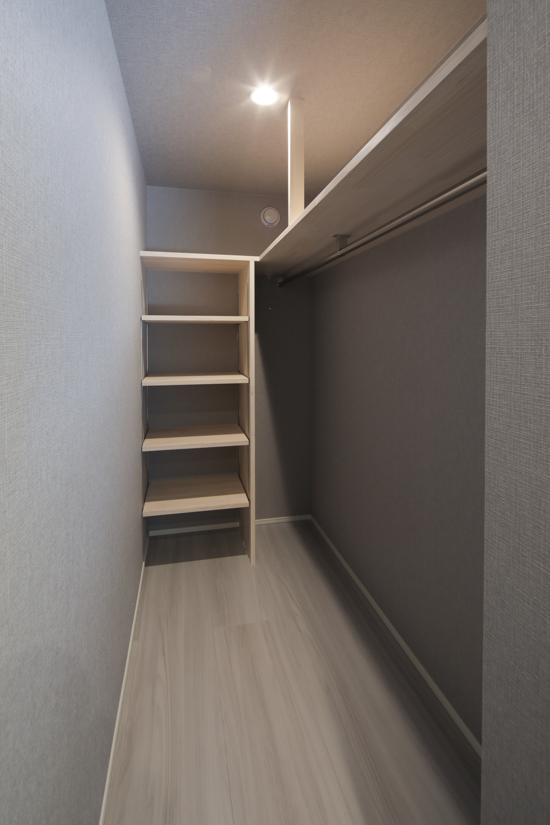 【ウォークインクローゼット】たっぷり収納でき、造作棚があるのも嬉しいポイント!