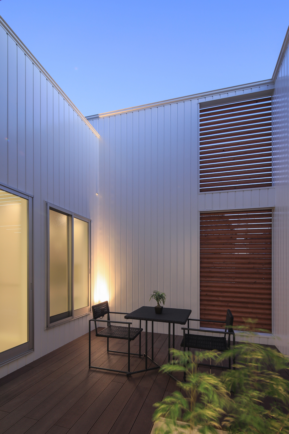 【2Fテラス】部屋からの光が、夜の癒し空間を演出しています。1日の疲れもほぐれそうな中庭テラス。