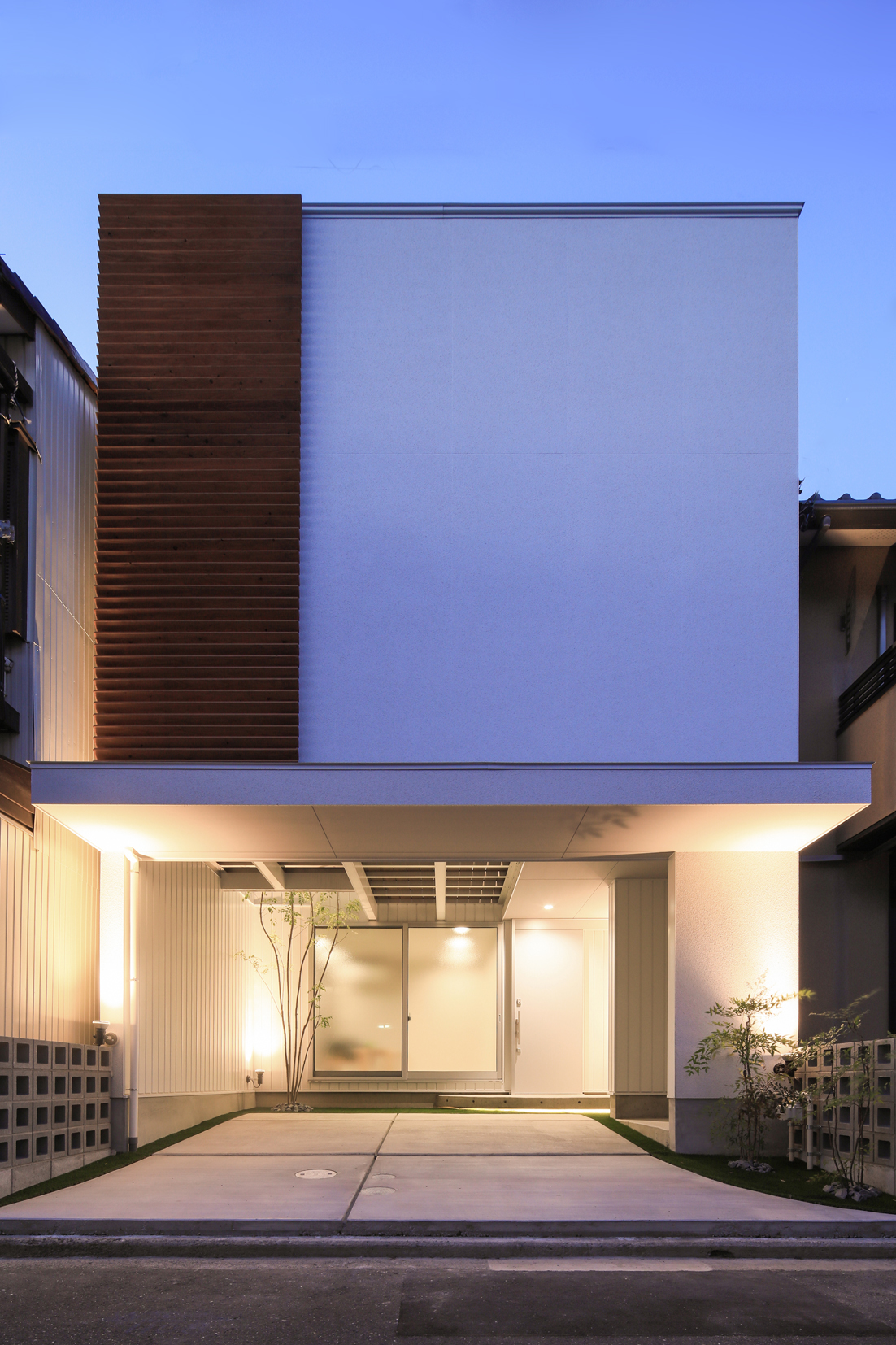 【外観・夜】夜のライトアップも美しい外観デザイン