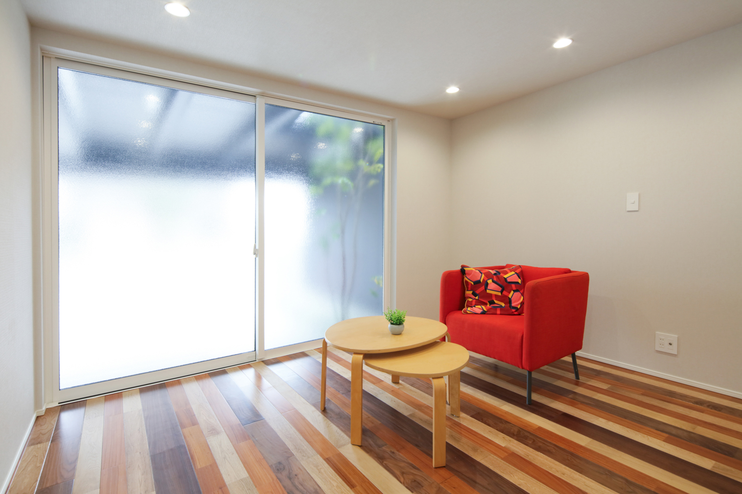 【1F寝室】ウォークインクローゼットを備えた1F主寝室。遊び心のあるフローリングが印象的。