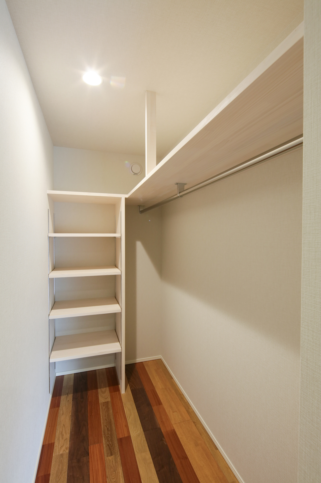 【ウォークインクローゼット】たっぷり収納でき、造作棚があるのも嬉しいポイント!