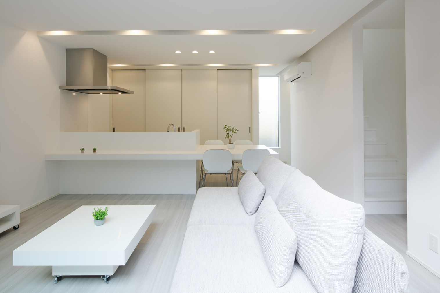 【リビング】白を基調として空間を広く見せ、清潔感もあります。