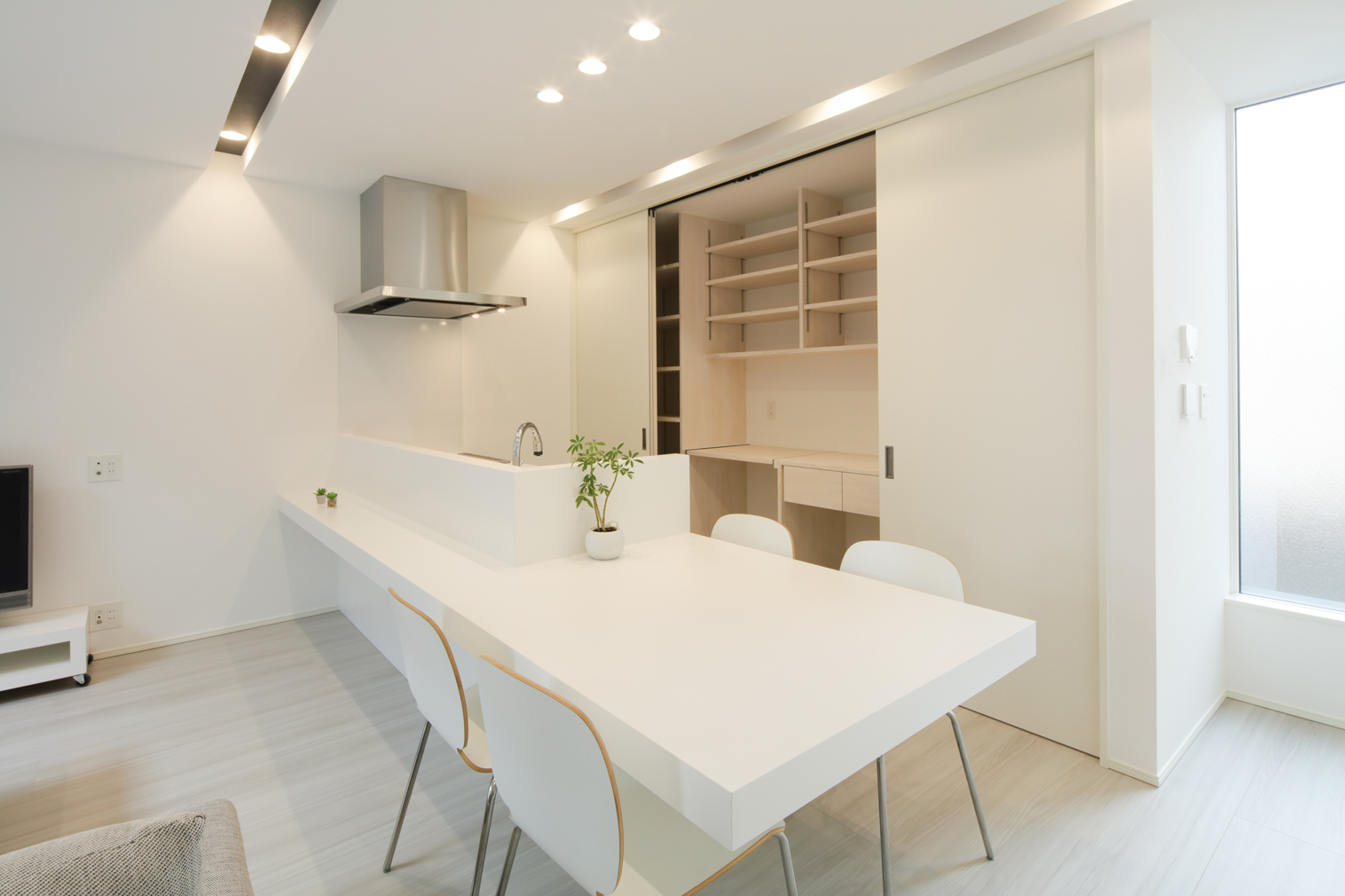 【キッチン】キッチン背面にある全面扉の収納は、たっぷり入ります。冷蔵庫や調理器具などおさめて見た目スッキリに。