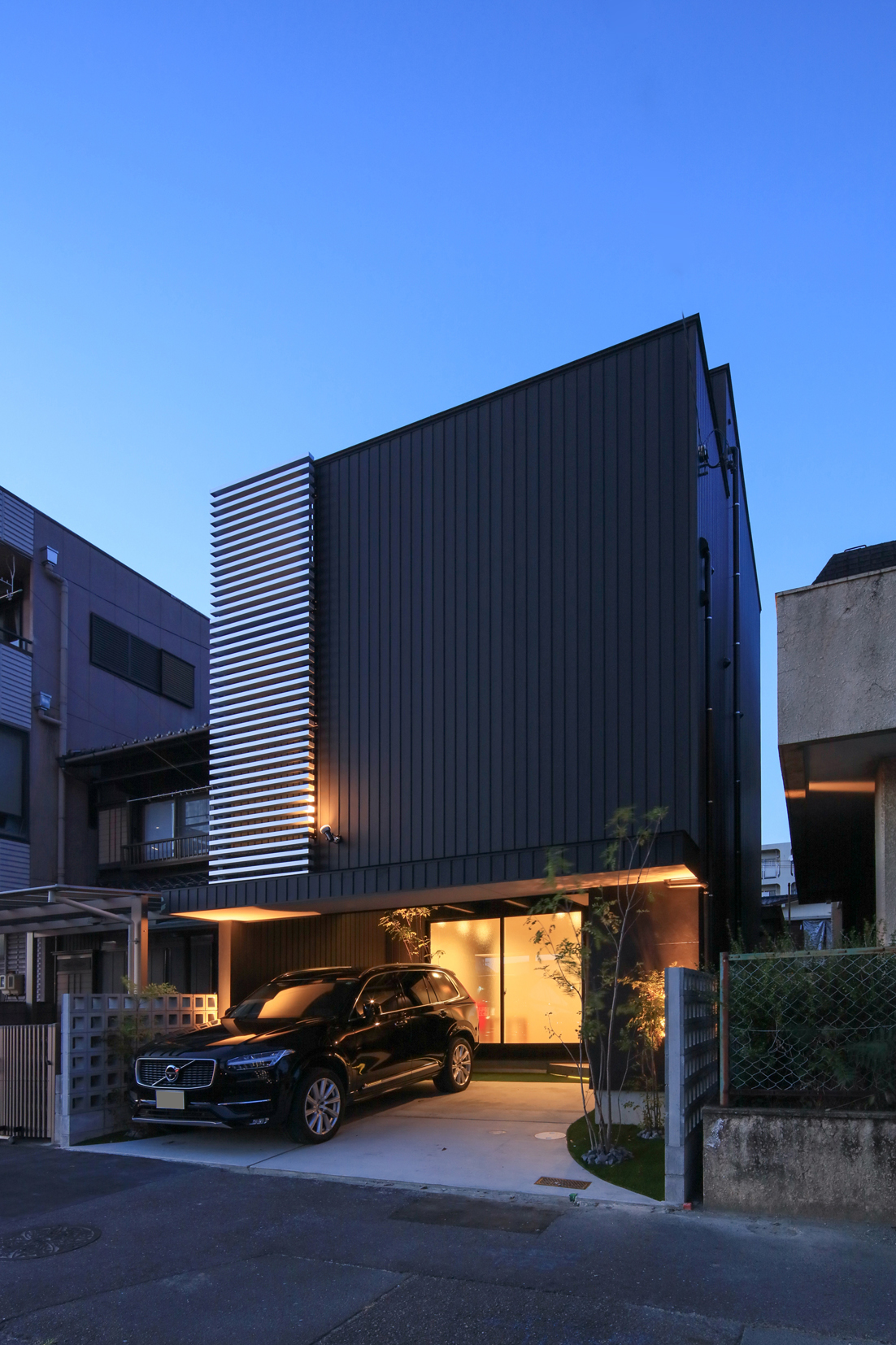 【外観・夜】夜のライトアップも美しい外観デザイン