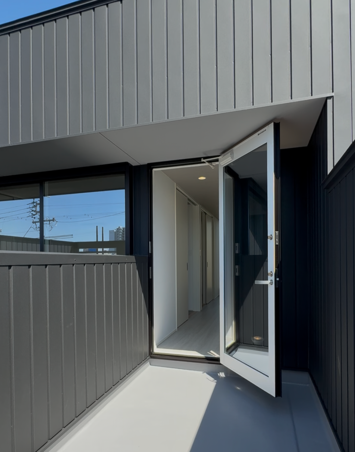 【3階テラス】 日当たりが良く、空が見える開放的な空間で、幅広く楽しめるスペースです。