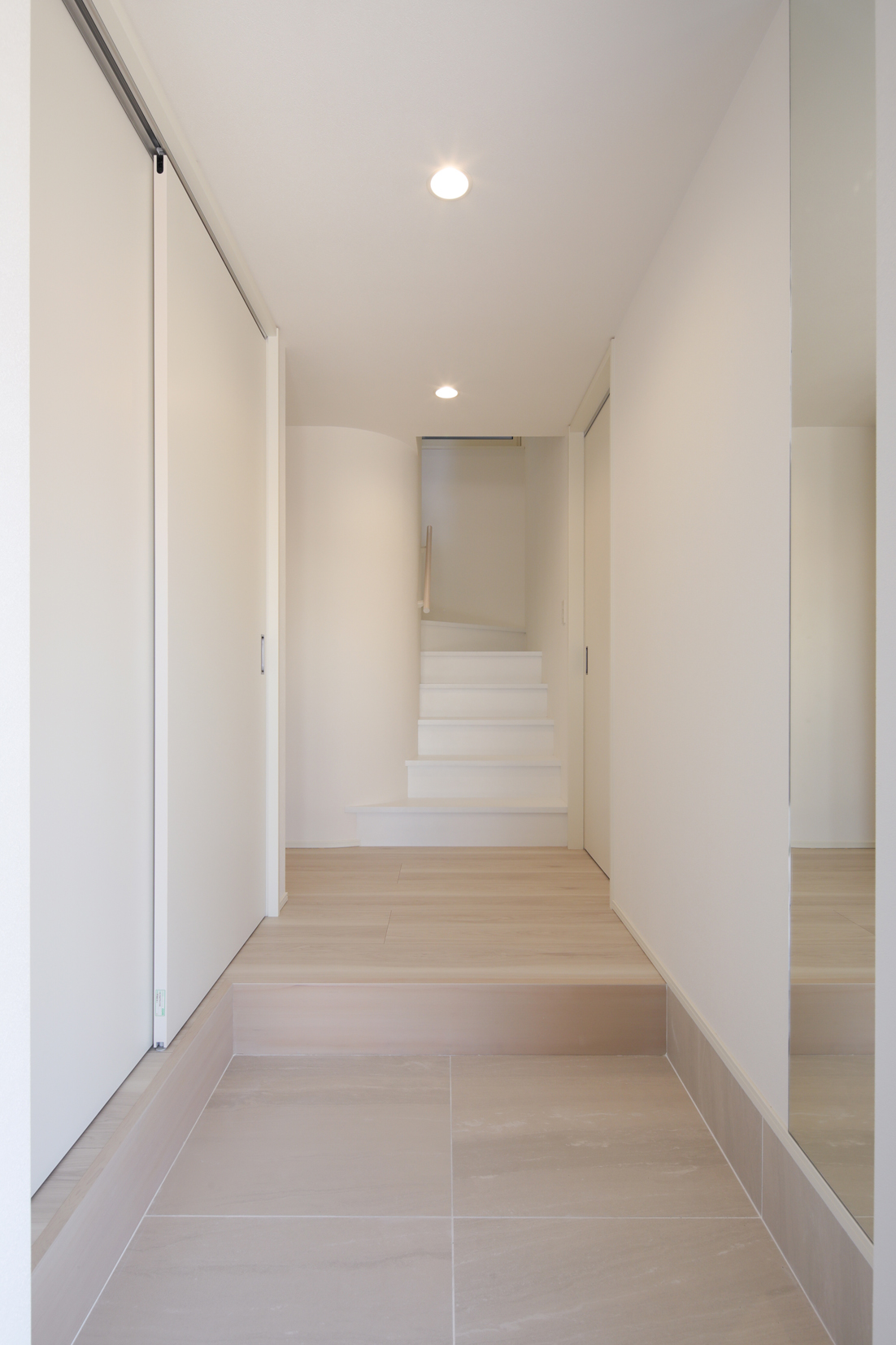 【玄関】天井までの収納スペースにたっぷり靴など入れられます。