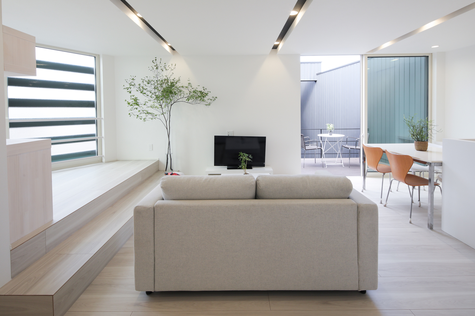 【リビング】テラスからの明るい光が差し込む、気持ちの良い空間。