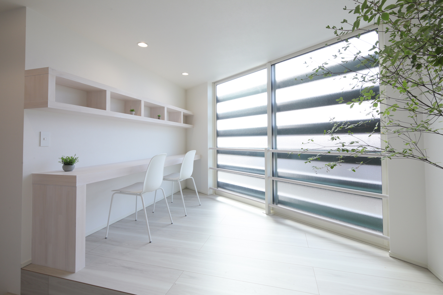 【ワーキングスペース】リビングからステップを上がった先にあるスペース。読書やお子様のリビング学習にも最適です。