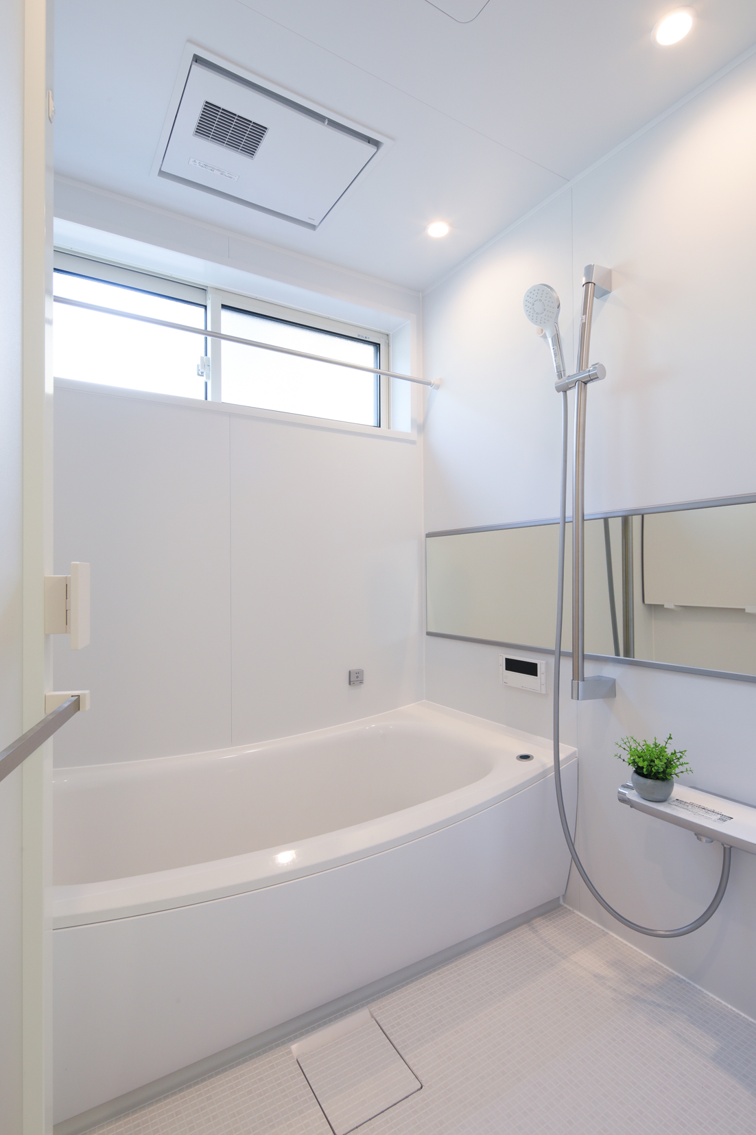 【浴室】明るい光がさしこむ、さわやかな浴室