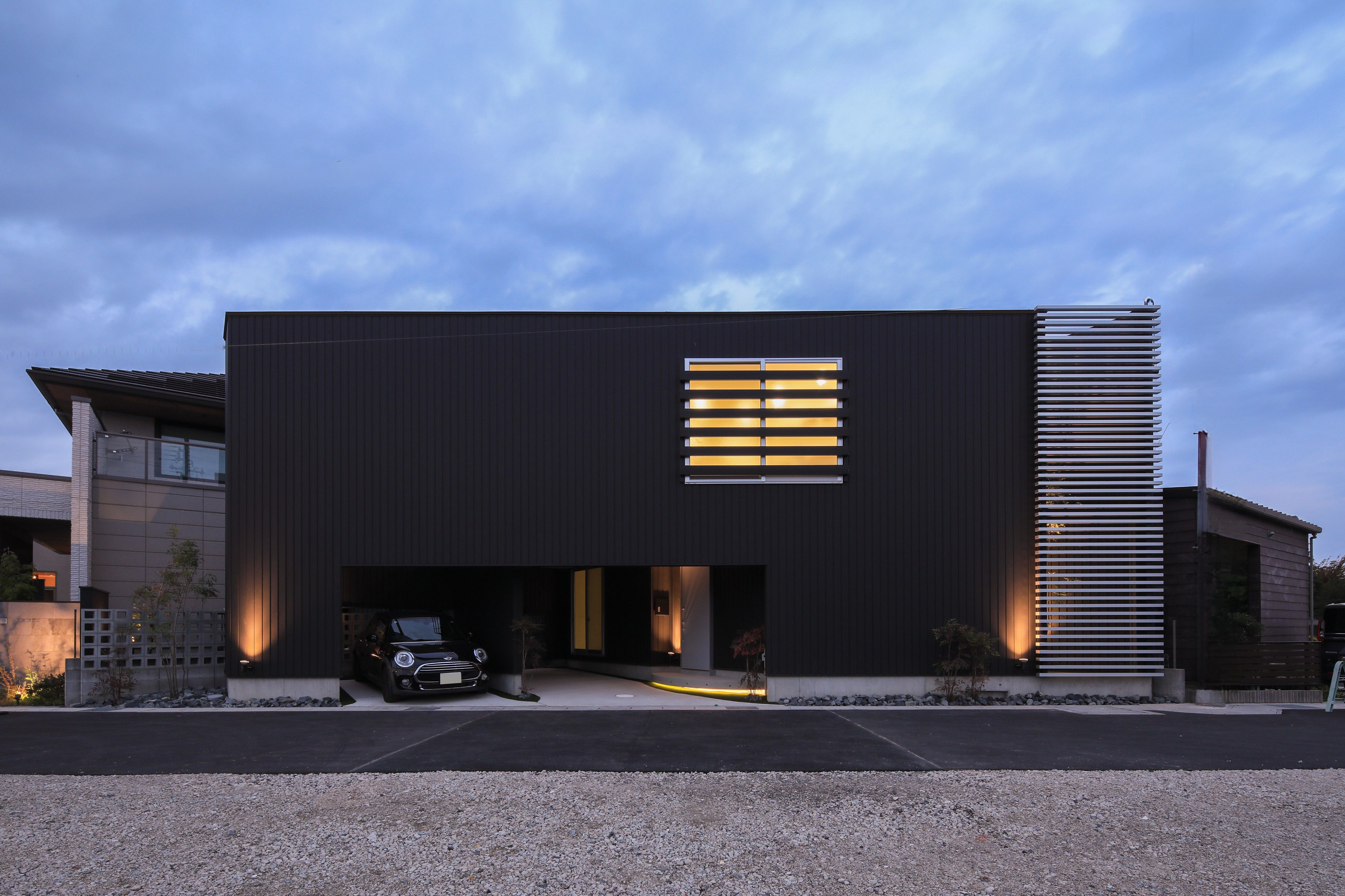 【外観・夜】夜の外観は昼とは違う表情をみせてくれます。